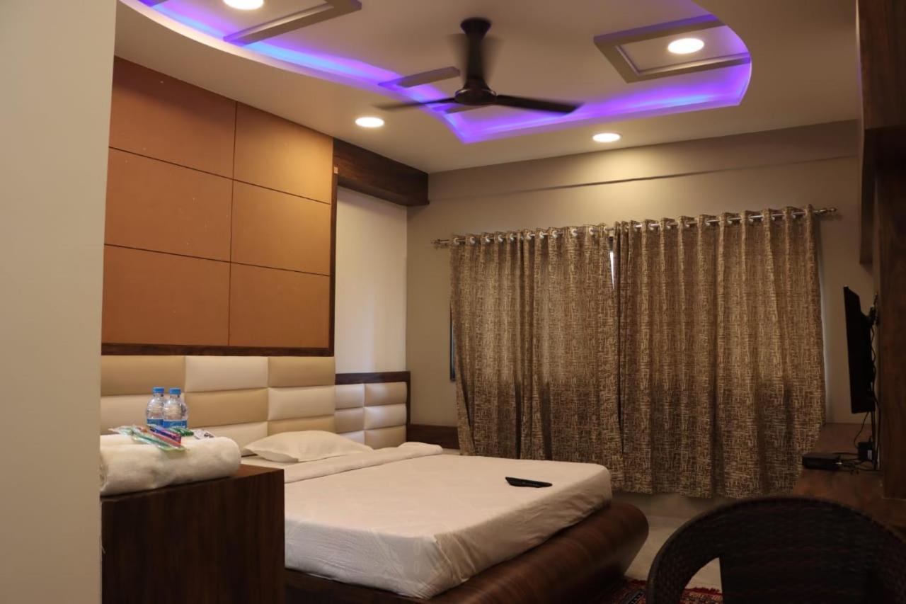 Pawan Executive Tuljapur Extérieur photo