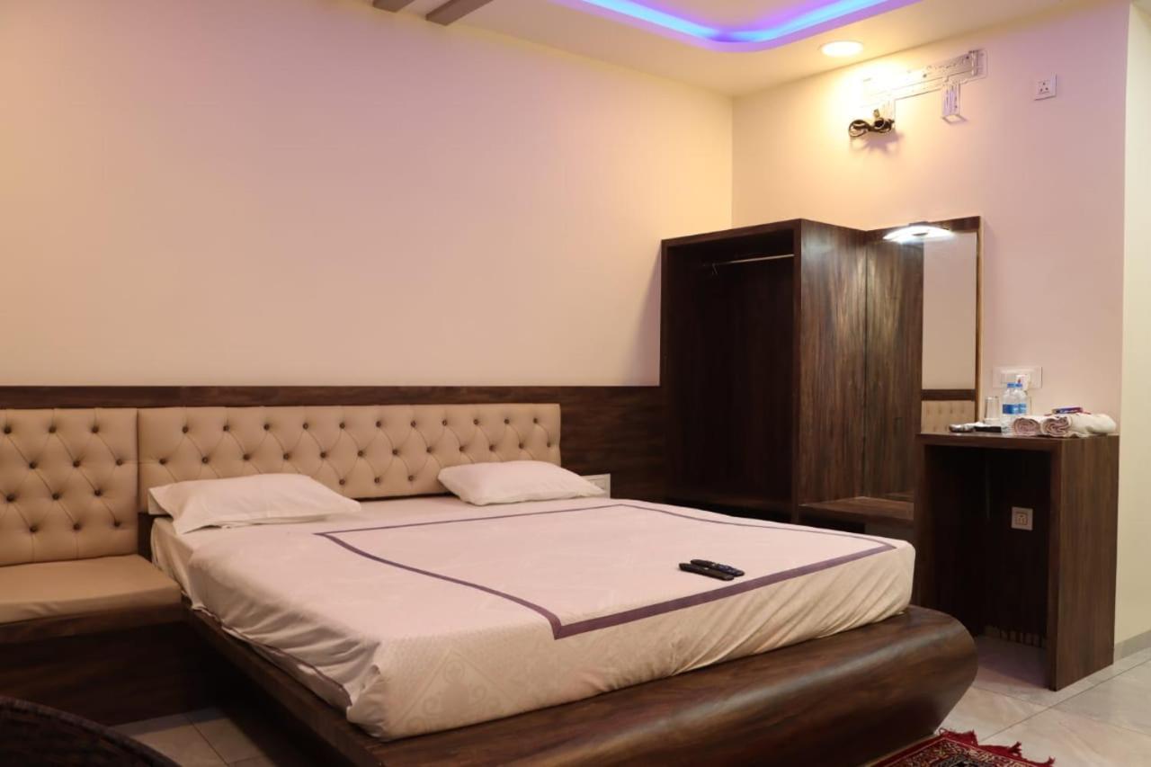 Pawan Executive Tuljapur Extérieur photo