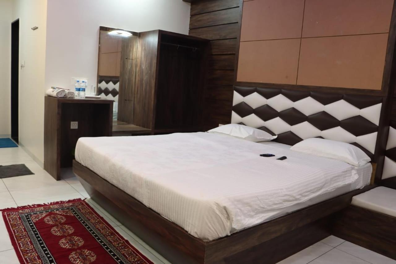 Pawan Executive Tuljapur Extérieur photo