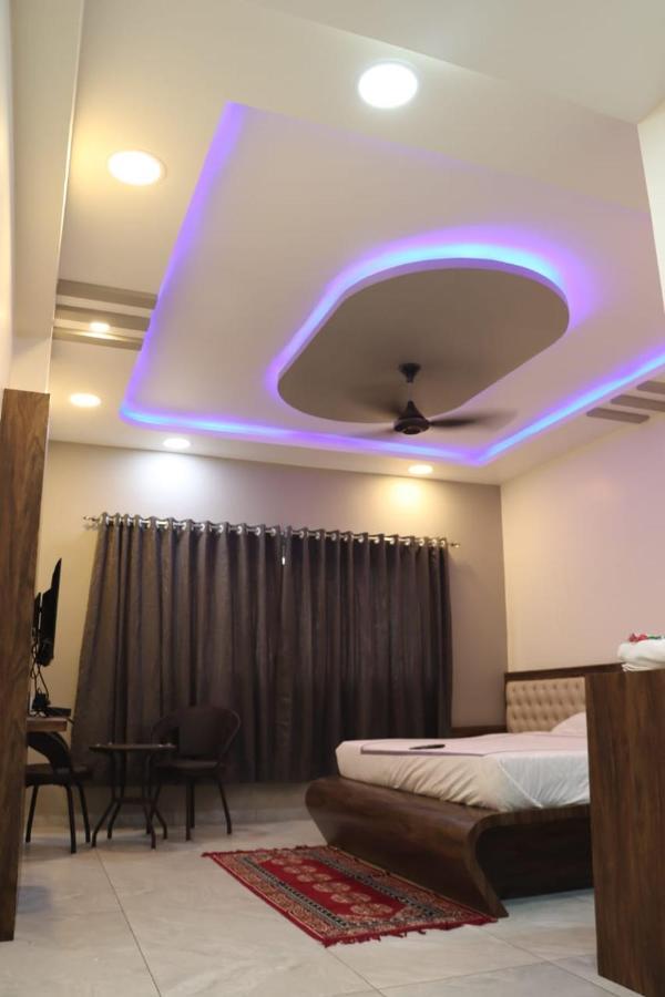 Pawan Executive Tuljapur Extérieur photo