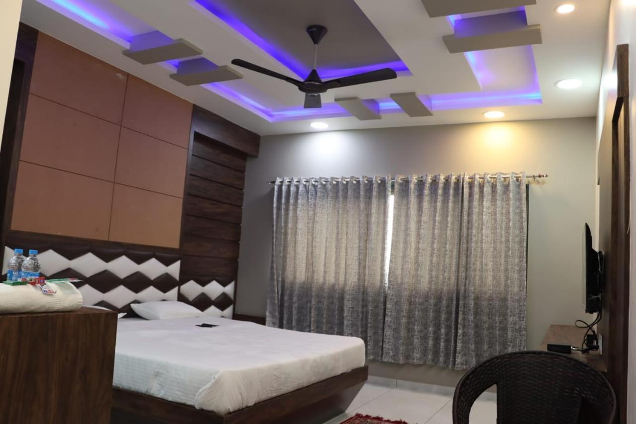 Pawan Executive Tuljapur Extérieur photo