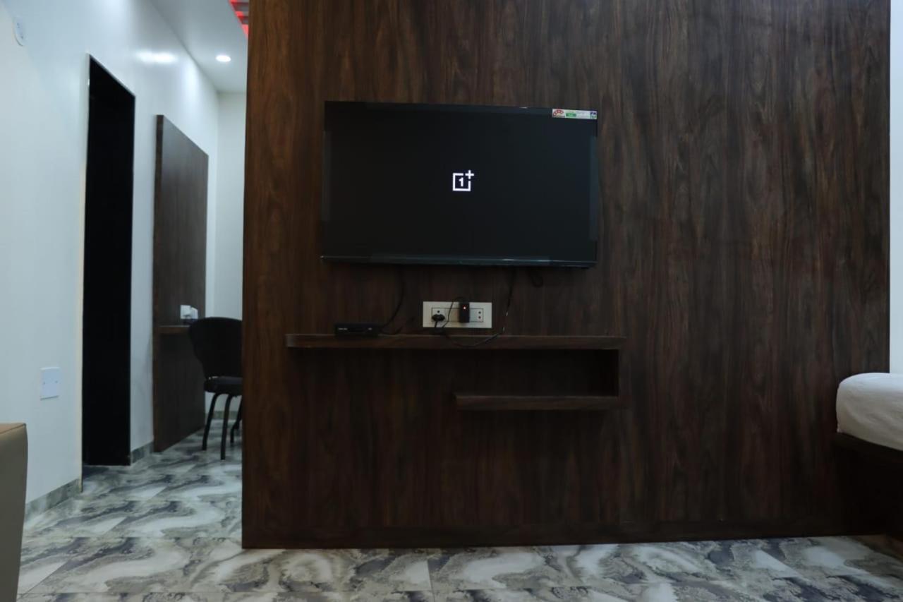 Pawan Executive Tuljapur Extérieur photo