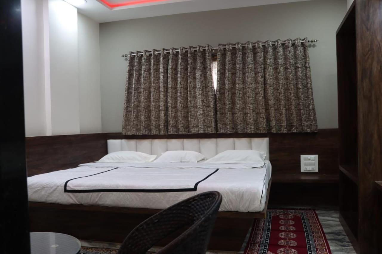 Pawan Executive Tuljapur Extérieur photo