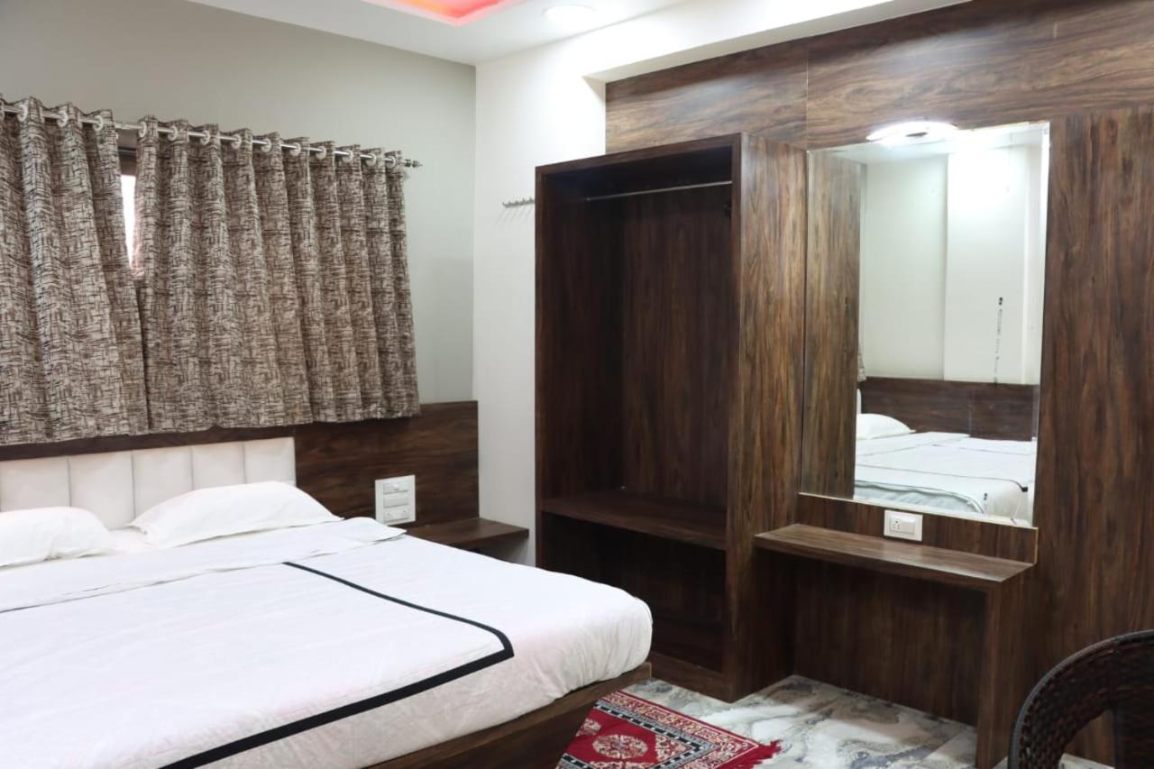 Pawan Executive Tuljapur Extérieur photo