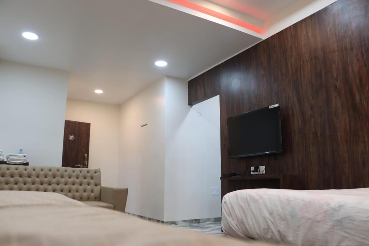 Pawan Executive Tuljapur Extérieur photo