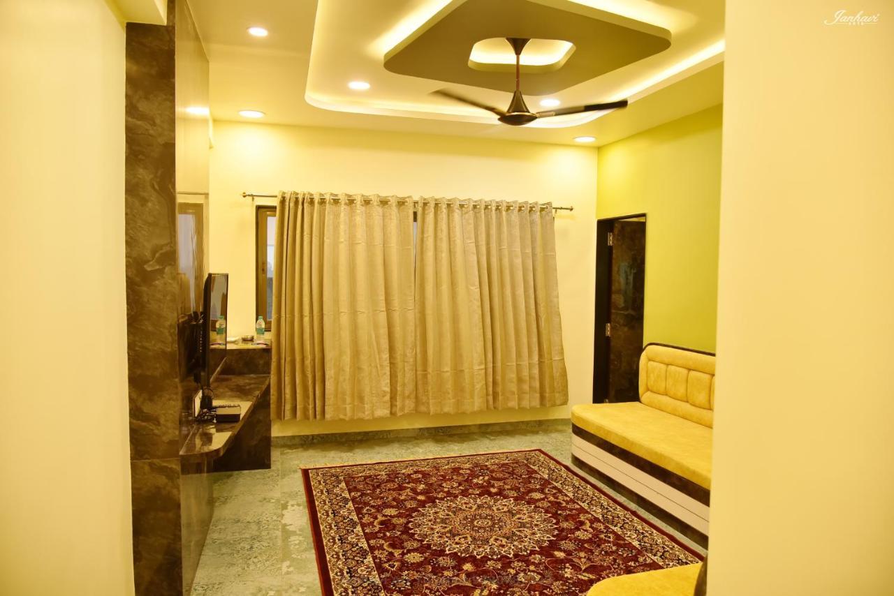Pawan Executive Tuljapur Extérieur photo